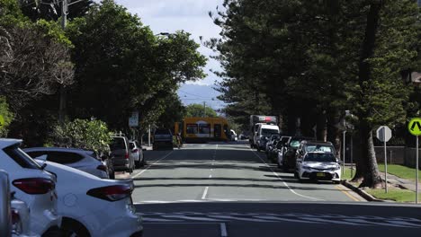 un coche cruza una intersección de calle ocupada