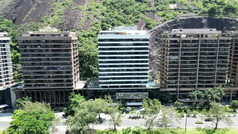 Edificios-Costeros-En-La-Laguna-Rodrigo-De-Freitas-En-Río-De-Janeiro,-Brasil