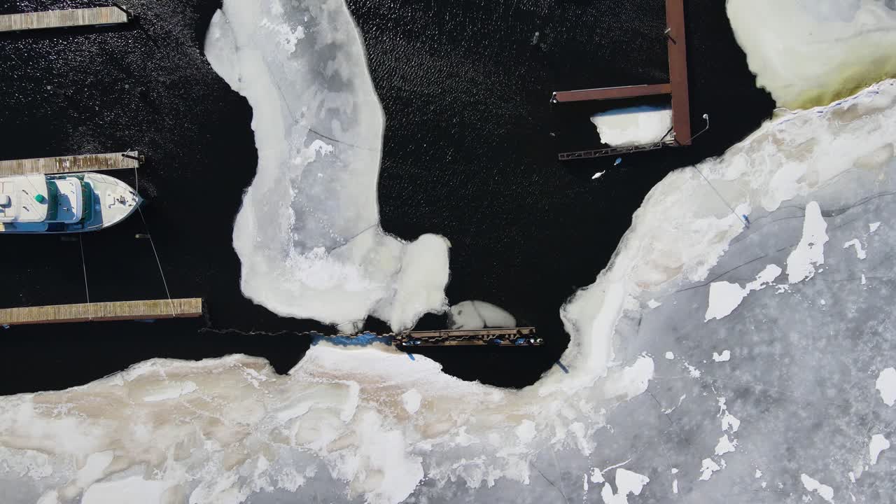 머스키건 호수의 부두 주변의 얼음을 래핑하고 녹이는 물의 공기에서 여전히 촬영되었습니다.