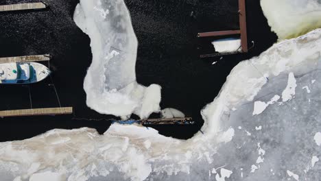 todavía disparado desde el aire de las aguas lamiendo y descongelando el hielo alrededor de los muelles en el lago muskegon