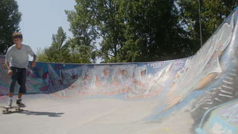 Kaukasischer-Junge,-Der-Im-Park-Skateboard-Fährt.