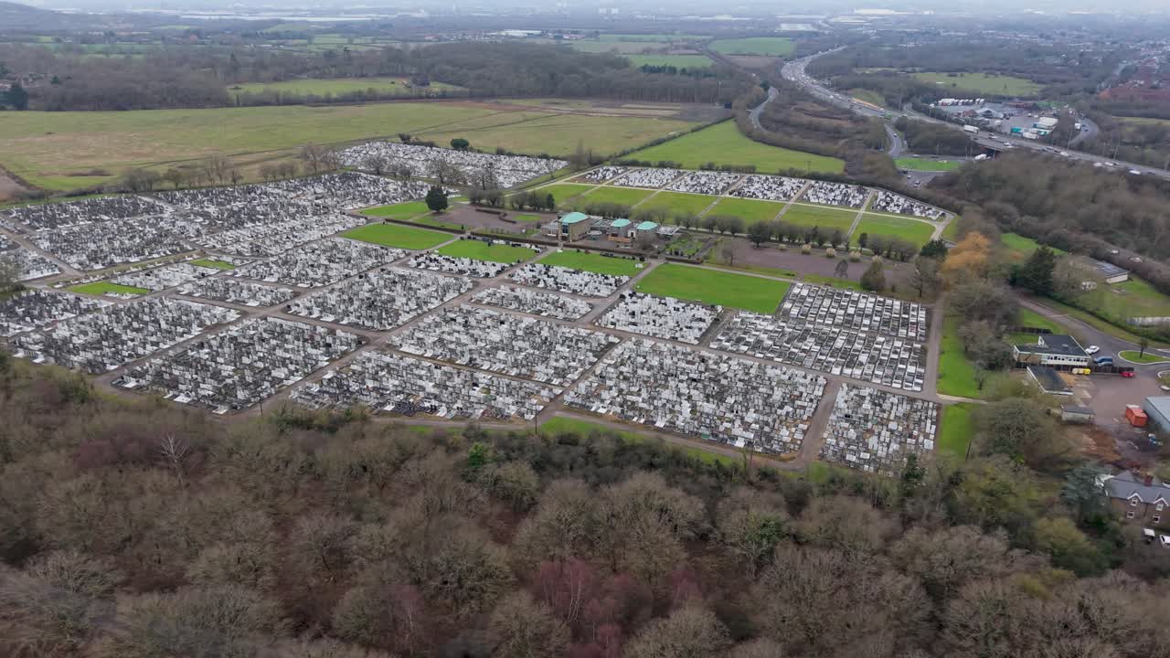 Drone vliegt in een baan om de begraafplaats Waltham Cross, met de drukke M25-snelweg op de achtergrond