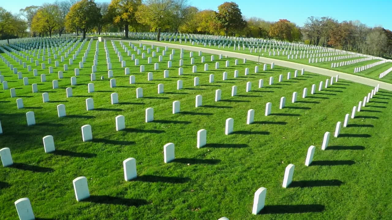 아메리카 재향군인을 기리는 광대한 비석 공동묘지 위의 안테나 1