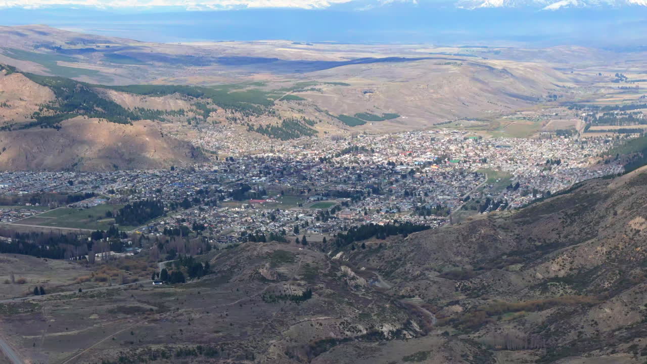 아르헨티나 파타고니아의 경치 좋은 계곡에 자리 잡은 작은 도시 에스의 드론 영상입니다.