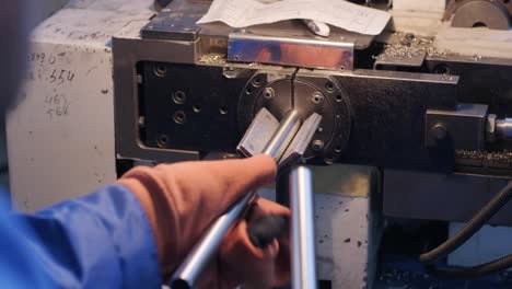 máquina láser industrial moderna con cnc, tecnología de corte de metal. corte láser de tubos de acero en una fábrica moderna. láser corta agujeros en el tubo.