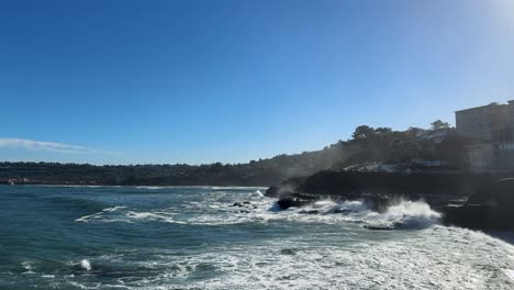 Imágenes-De-4k-De-Grandes-Olas-Del-Océano-Rompiendo-En-Acantilados-Durante-La-Marea-Alta-En-La-Ensenada-De-La-Jolla,-San-Diego,-California