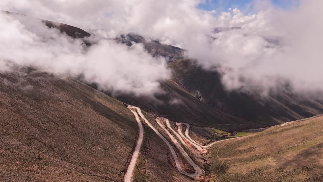 vista aérea de la ladera de lipán, carretera sinuosa en la provincia de jujuy, argentina