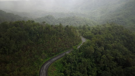 Vista-Aérea-Volando-Sobre-La-Exuberante-Montaña-Verde-De-La-Selva-Tropical-Con-Nubes-De-Lluvia-Durante-La-Temporada-De-Lluvias-En-El-Parque-Nacional-Reservado-De-La-Montaña-Doi-Phuka-En-El-Norte-De-Tailandia