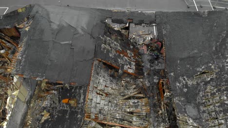 vista aérea del edificio destruido con restos de techo después del incendio