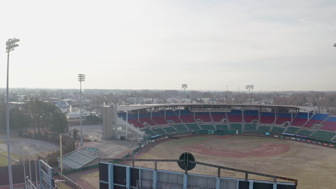 estadio mccoy en pawtucket rhode island, amplio dron elevándose sobre el marcador del campo de béisbol abandonado, antena
