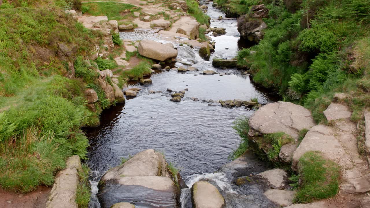 vistas panorámicas de un río con pequeñas cascadas, en la cabeza de tres cucarachas en el distrito de los picos, reino unido
