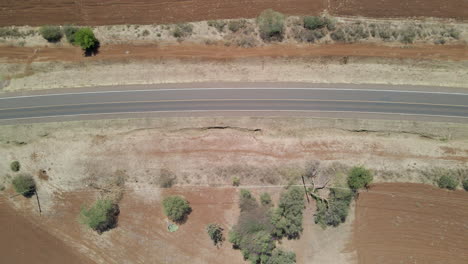 Top-down-Antenne-Von-Stromleitungen,-Die-Neben-Der-Straße-In-Kenia,-Afrika-Verlaufen