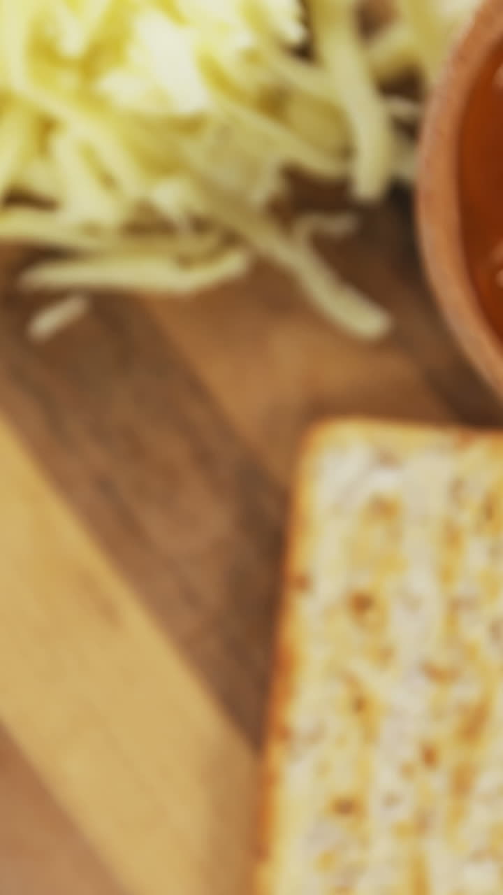 queso rallado con galletas crujientes y mermelada