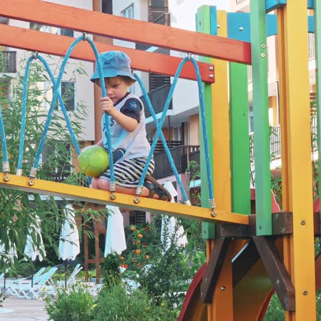 niño que se divierte jugando en el patio de recreo de los niños
