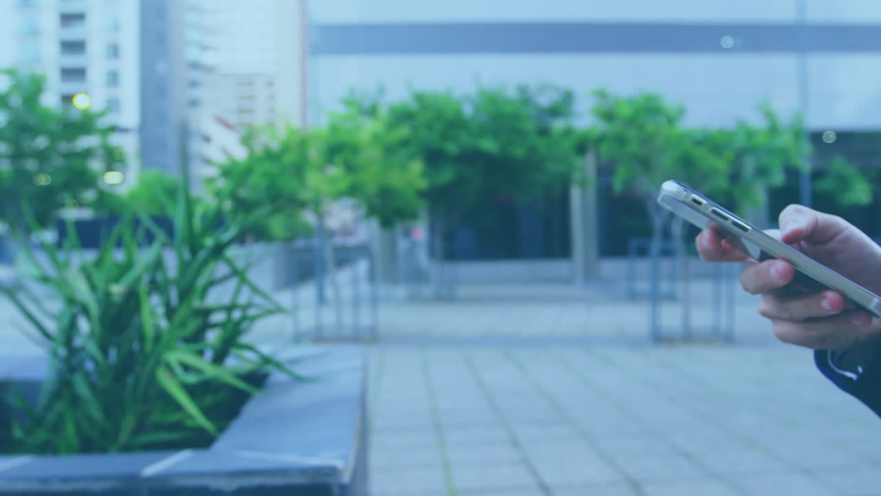 스마트폰을 사용하는 두 인종의 여성에 대한 이모지 아이콘의 애니메이션