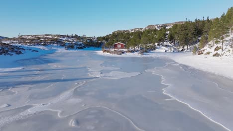 Zugefrorenen-Fluss-Und-Isolierten-Roten-Haus-Im-Winter-In-Der-Nähe-Von-Bessaker,-Norwegen