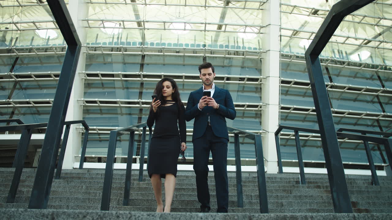 휴대 전화 를 가지고  ⁇ 고 있는 부부. 거리에서 함께 스마트폰 을 사용하는 부부