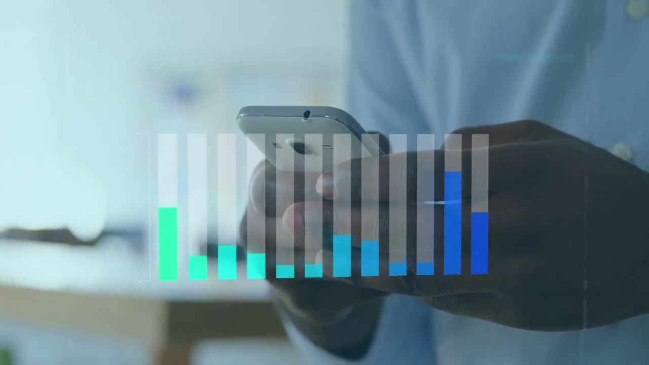 animación de estadísticas y procesamiento de datos sobre un hombre afroamericano que usa un teléfono inteligente