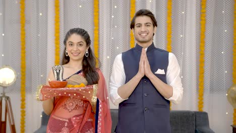 una pareja religiosa india orando a dios.
