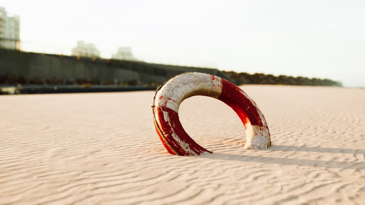 해가 지는 시내 해변 에 있는 구명선