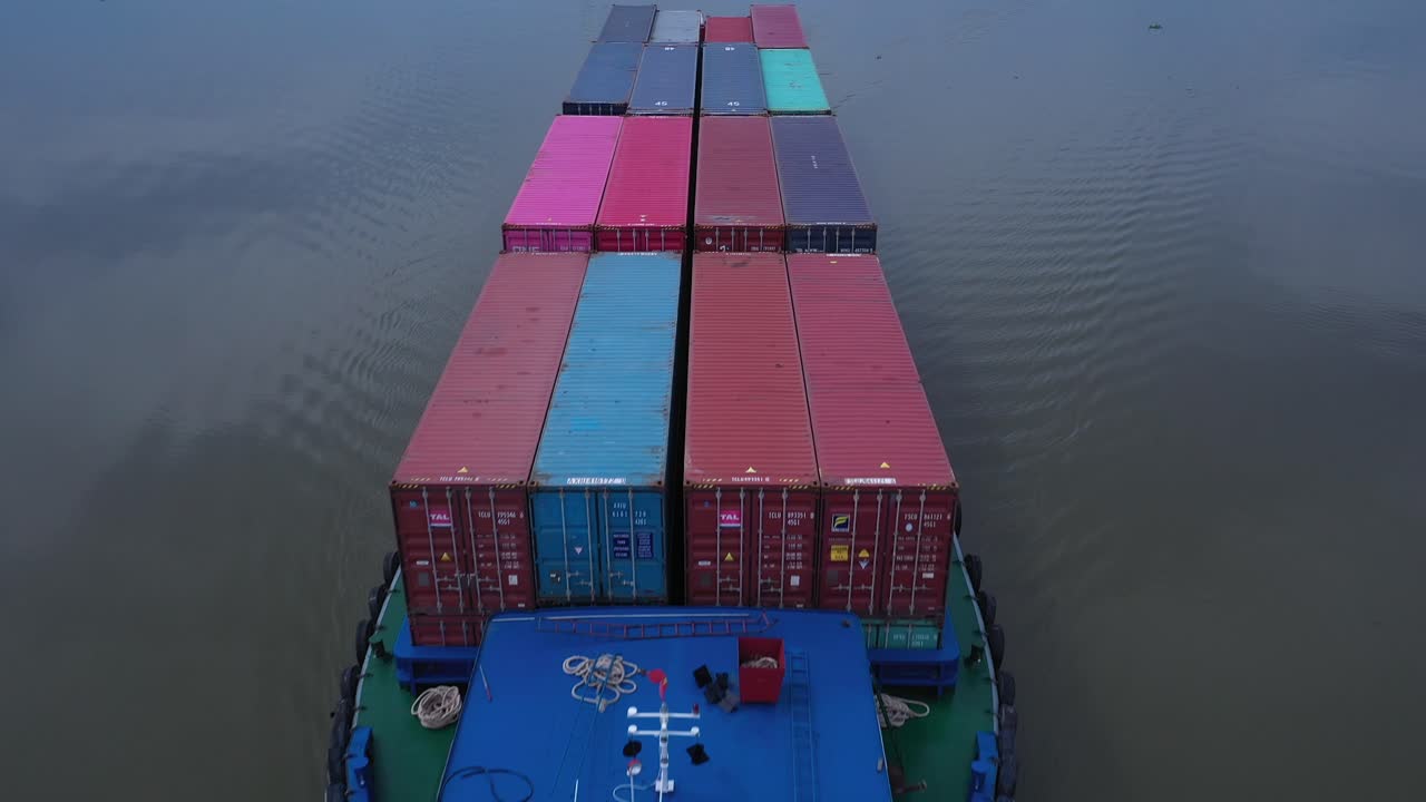 사이곤 강 에 있는 컨테이너 보트 가  ⁇ 은 날 에 공중 에서 볼 수 있다