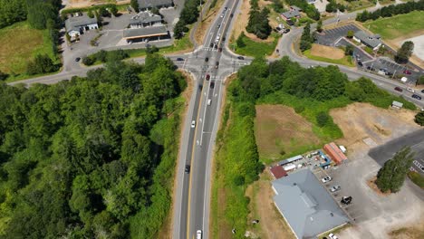 Vista-Aérea-De-Arriba-Hacia-Abajo-De-Los-Automóviles-Que-Circulan-Por-La-Carretera-Principal-A-Través-De-La-Isla-Whidbey