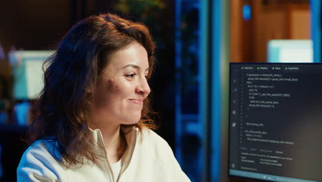 mujer emocionada por el logro, evitando el malware