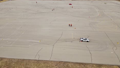 Coche-Deportivo-Acelerando-A-Través-Del-Curso-Sobre-Asfalto,-Vista-Aérea-De-Drones