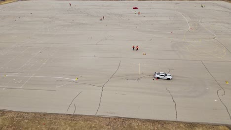 coche deportivo acelerando a través del curso sobre asfalto, vista aérea de drones