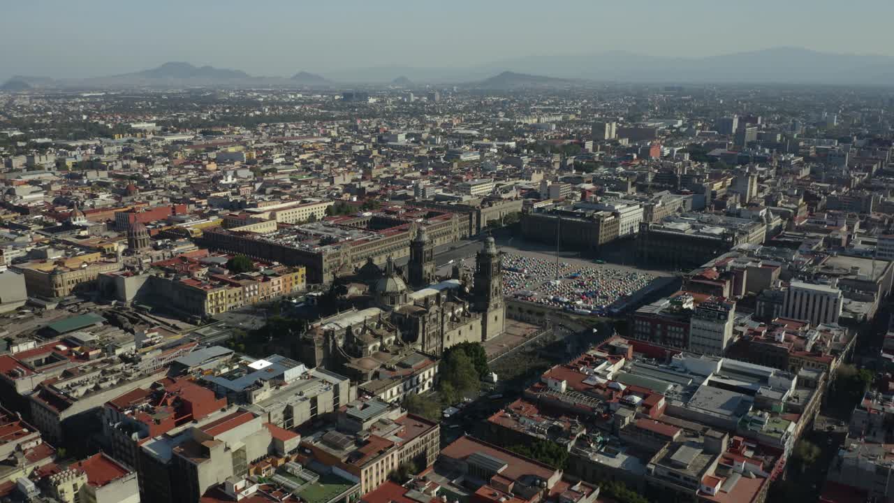 Drone che si allontana dallo Zocalo di Città del Messico in una giornata con foschia