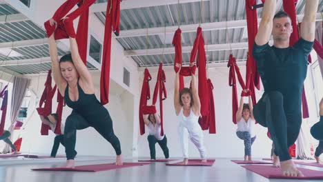 Die-Kamera-Entfernt-Sich-Von-Einer-Frauengruppe,-Die-In-Einer-Krieger-Asana-Steht