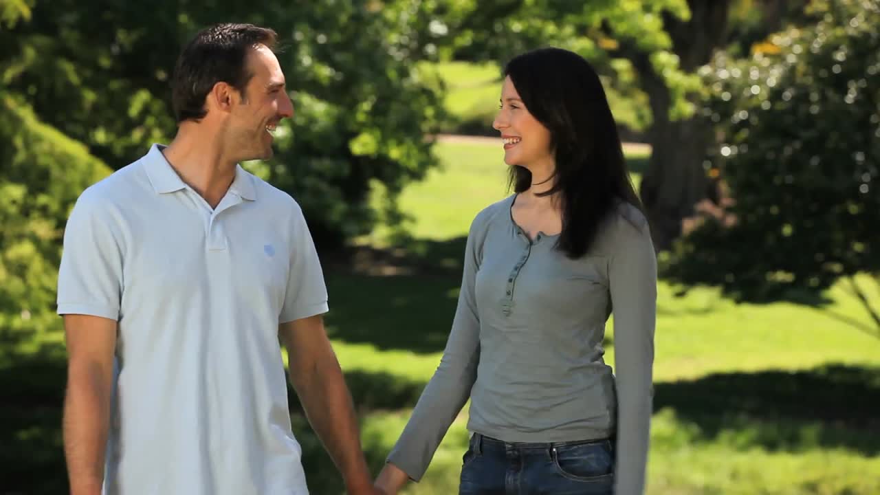 un hombre caminando con su esposa.