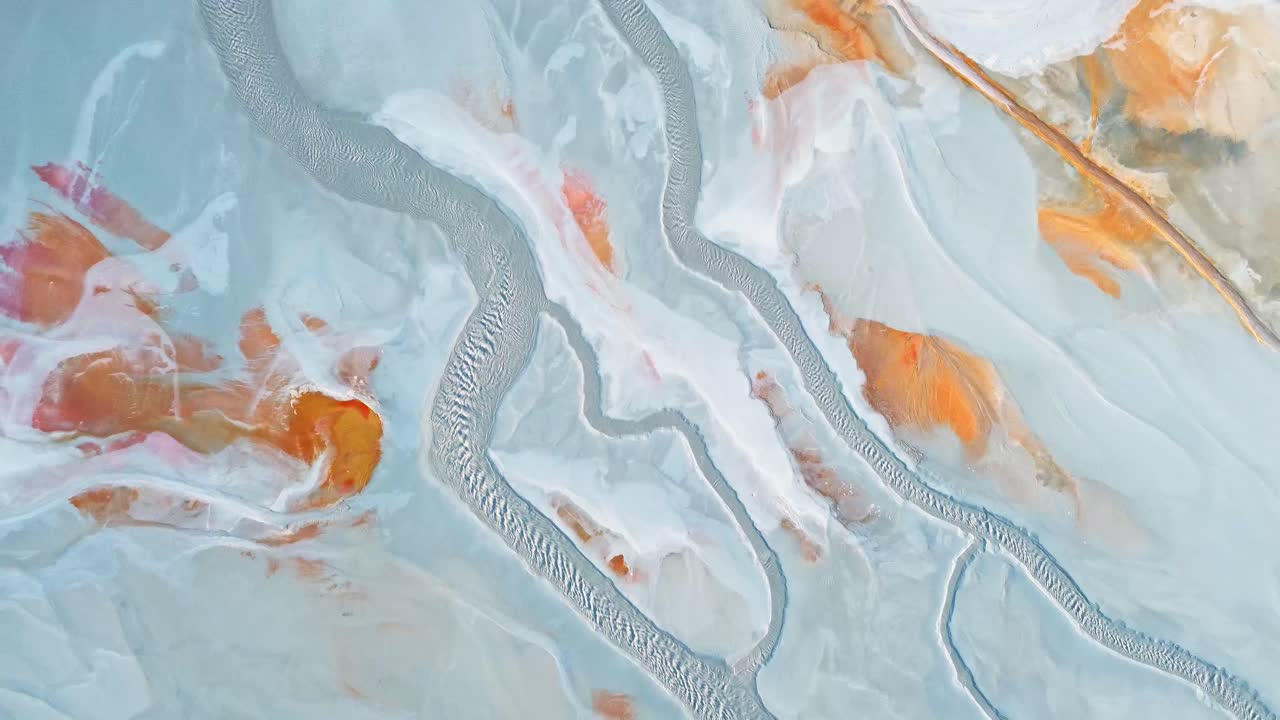 huelva의 광산 현장에서 모래 지형에 있는 다채로운 텍스처