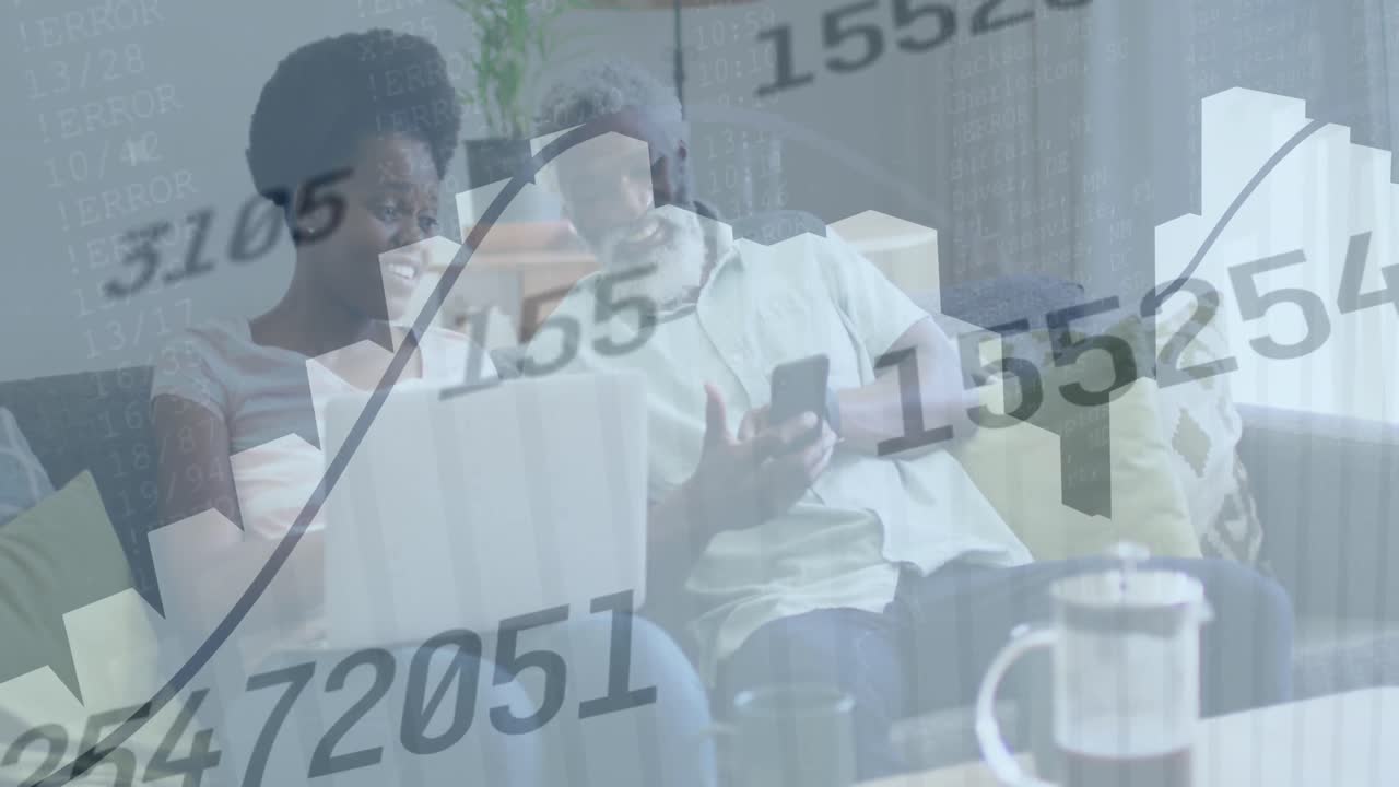 Animation de chiffres changeants, de graphiques, couple afro-américain utilisant un téléphone portable à la maison