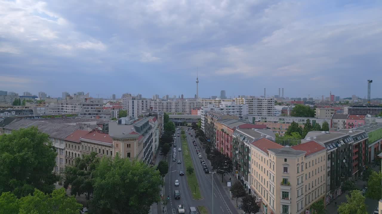 impresionante vista aérea desde arriba vuelo ciudad berlin estación ferroviaria suburbana edificio prefabricado rascacielos distrito neukoeln, alemania día de verano 2023