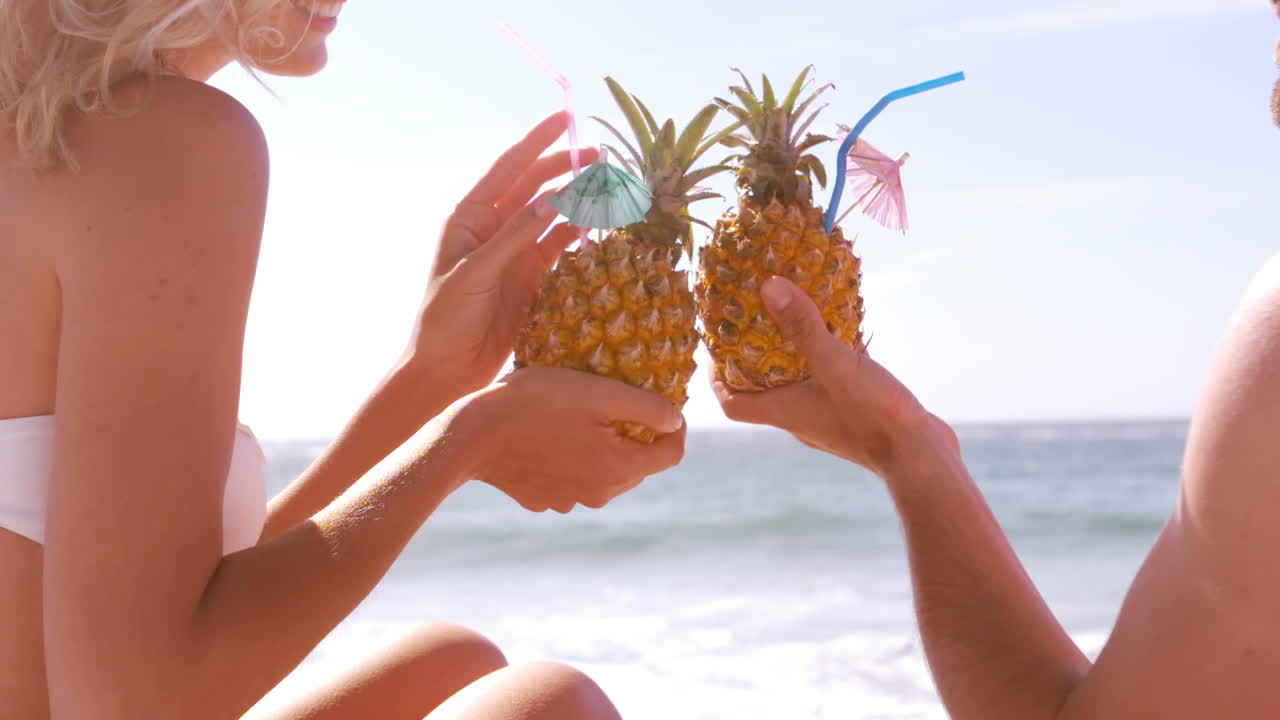 한 부부가 파인애플 테일을 마시고 있다