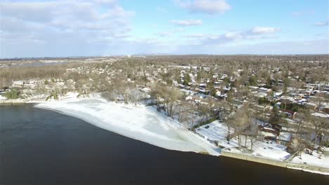 aéreo - sector residencial frente al río en un invierno nevado, ottawa, canadá, ancho