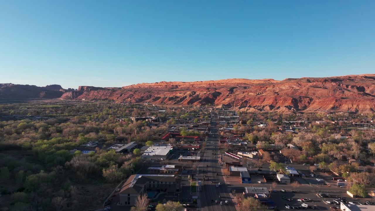 드론이 은 저녁에 유타주 모아브에서 왼쪽으로 아오르고 있다.
