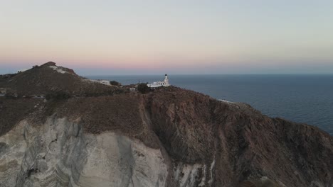 4K-Luftdrohnenansicht-Des-Akrotiri-Leuchtturms-Mit-Einer-Perfekten-Meereshorizontlinie-Im-Hintergrund