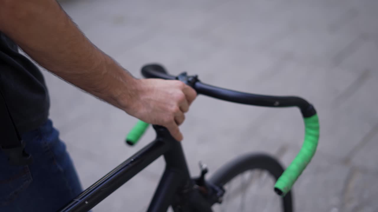 el repartidor camina en bicicleta por la ciudad, cortado