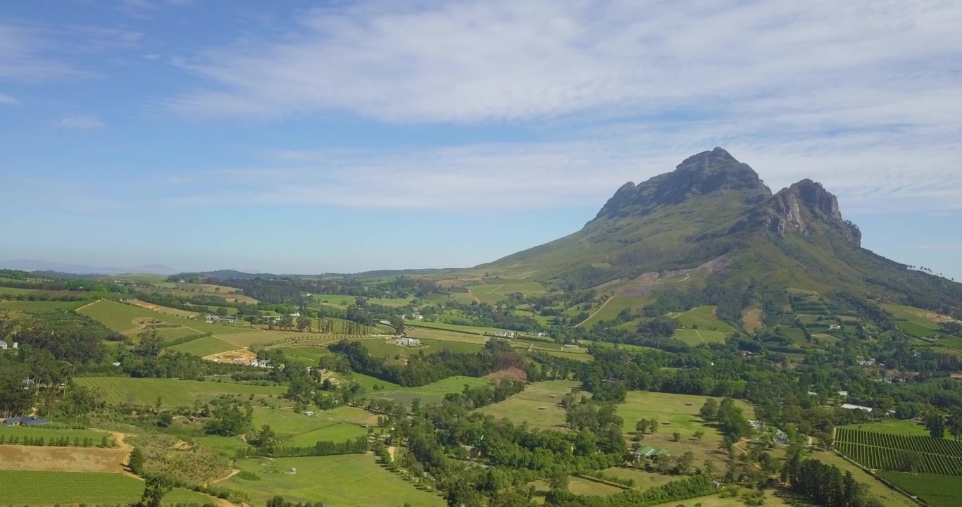 Toma panorámica del monte Simonsberg con tierras de cultivo debajo