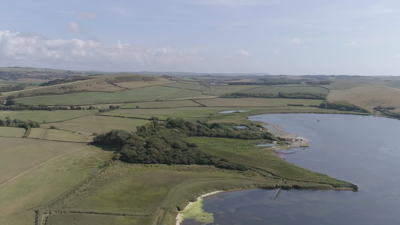 seguimiento aéreo de derecha a izquierda sobre la laguna fleet en abbotsbury, cerca de la playa de chesil.