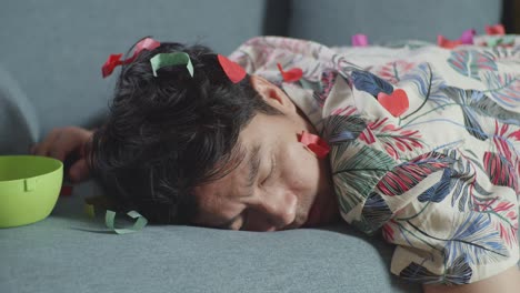 hombre durmiendo en un sofá después de una fiesta