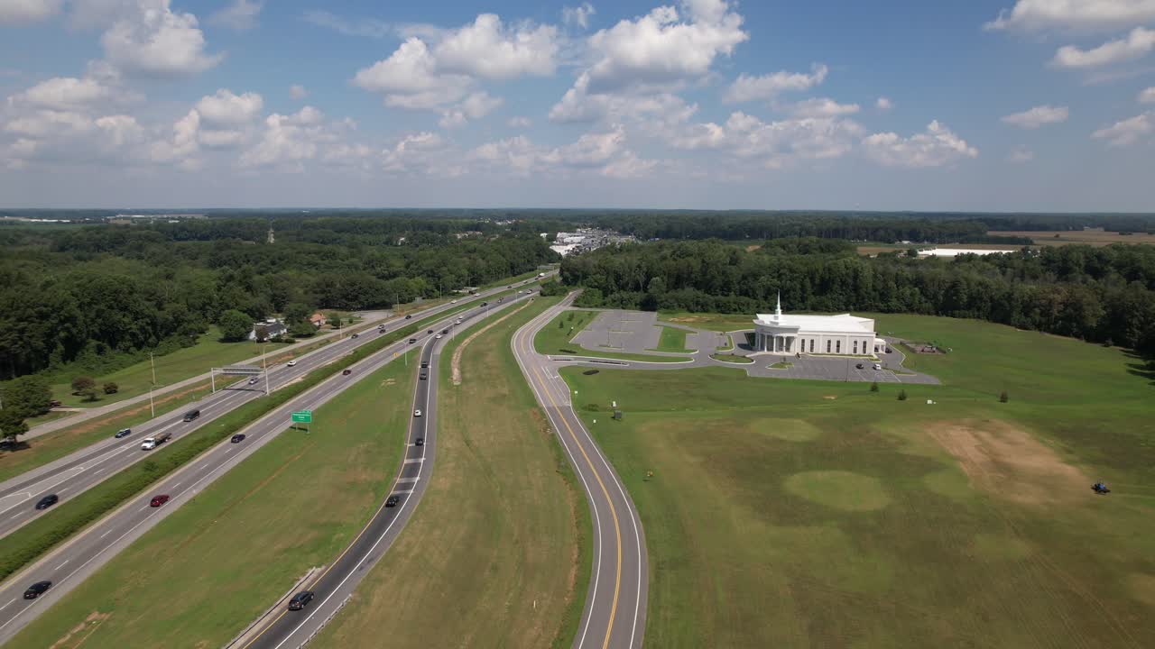아름다운 날에 여러 긴 도로의 조감도