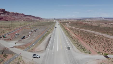 automóviles que viajan por la carretera interestatal en los desiertos de utah cerca de moab, aéreo