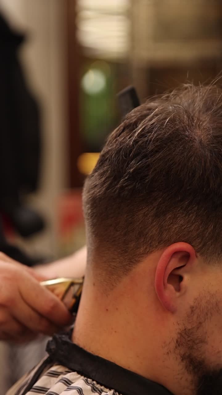 Taglio di capelli dal barbiere