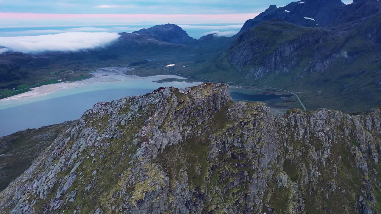 espectacular vista aérea de la cima de una montaña en lofoten