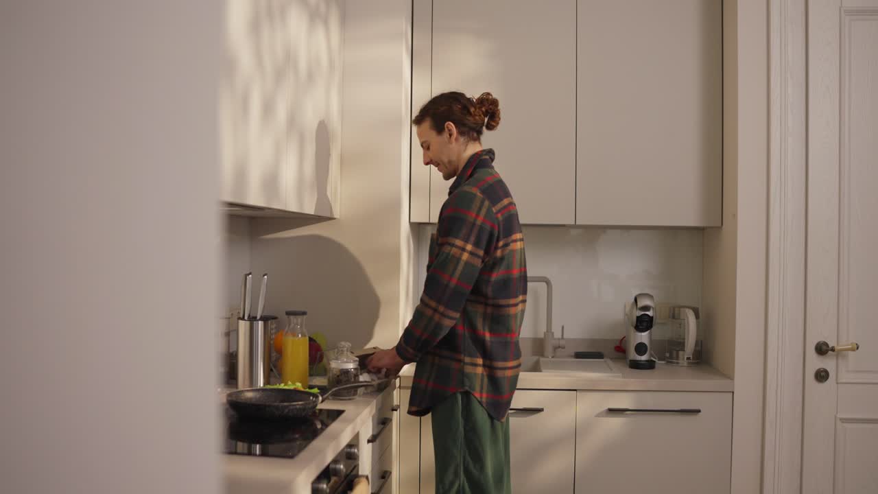 L'uomo che cucina nella cucina moderna