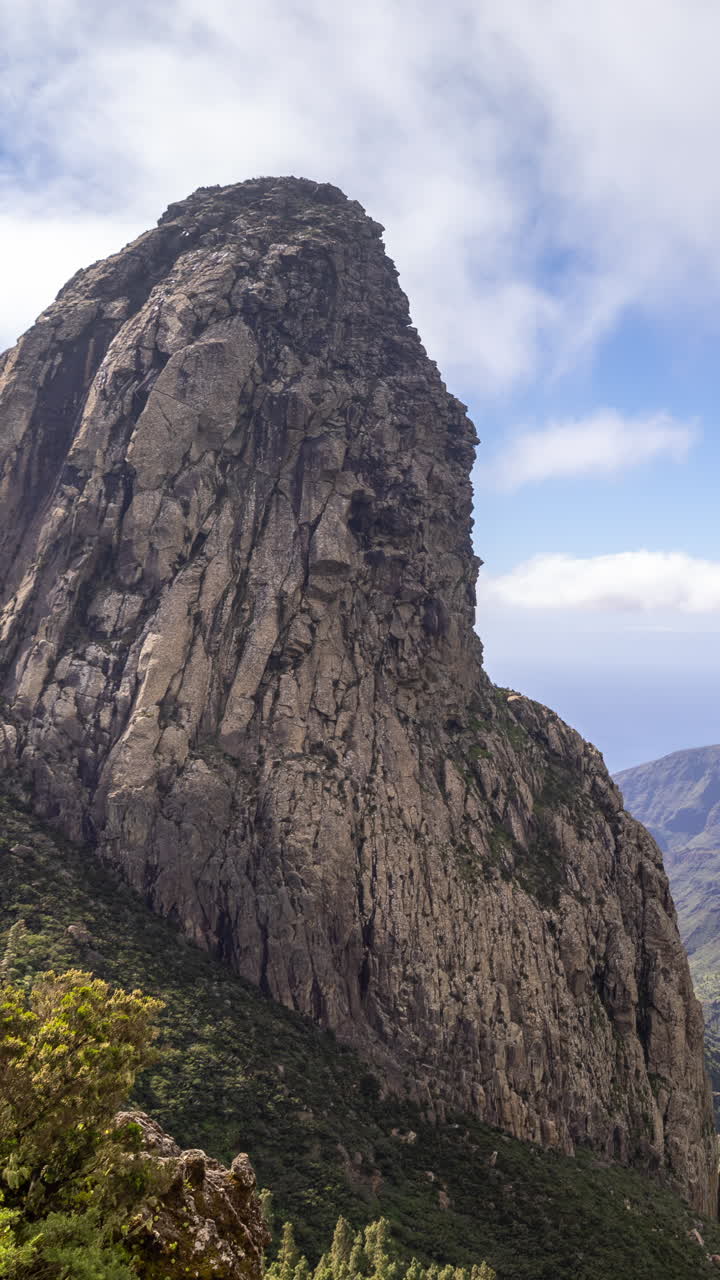 el roque agando en la isla de la gormera españa en vertical