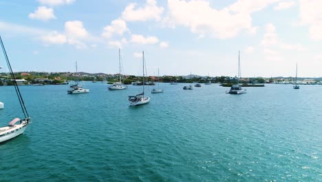 Dolly-Aéreo-Entre-Catamaranes-De-Vela-Anclados-En-Aguas-Españolas,-Curacao